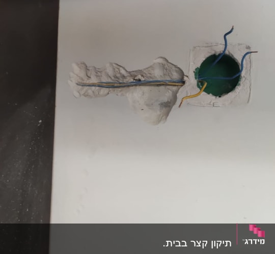 חוטי חשמל גלויים בתוך הקיר לאורך כל המטבח...